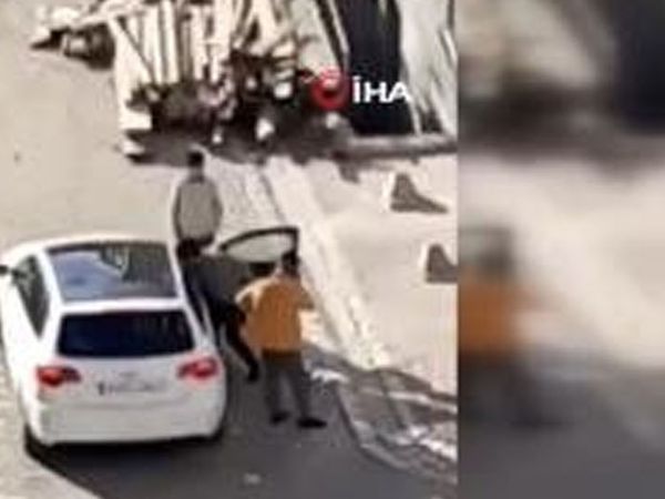 İstanbul’da Saldırgan Kişi Bir Kadını Defalarca Tokatladı!