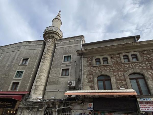 İstanbul'da Tarihi Caminin Minaresi Betonlaşmaya Yenik Düştü!