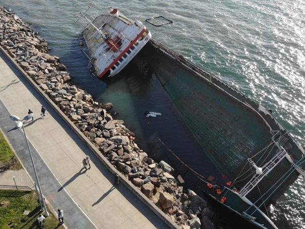 İstanbul'da Tehlikeli Eğlence: Kıyıya Vuran Gemi Çocuklara Oyun Alanı Oldu