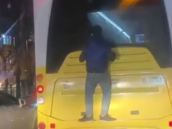 İstanbul'da tehlikeli yolculuk: İETT otobüsünün arkasına Örümcek Adam gibi asılarak yolculuk etti