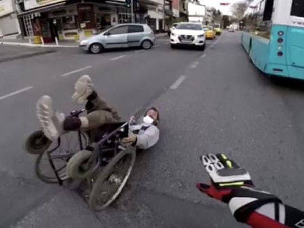İstanbul'da Tekerlekli Sandalyesiyle Düşen Adam Mağdur Oldu