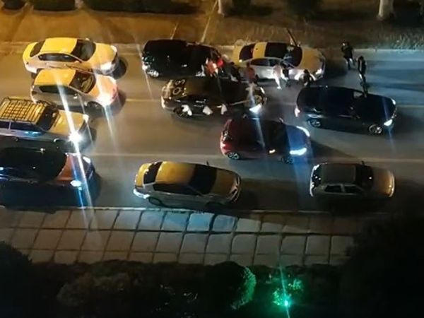 İstanbul'da Trafiği Kapatıp Halaya Başladılar!