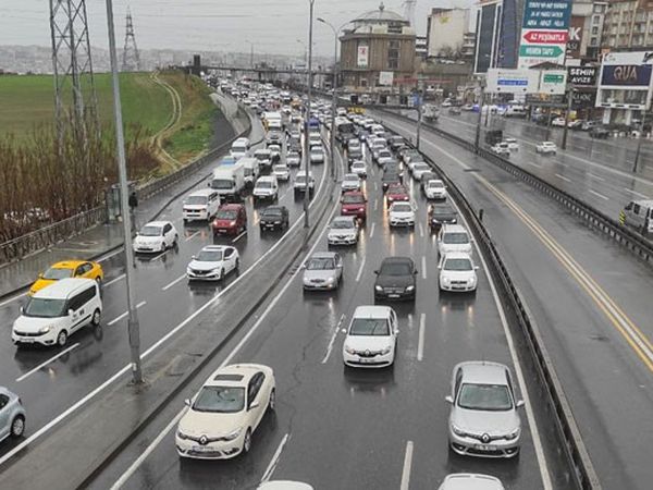 İstanbul'da Trafik Yoğunluğu Arttı