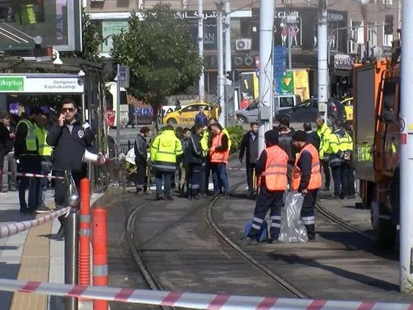İstanbul’da tramvay raydan çıktı: Felaketin eşiğinden dönüldü