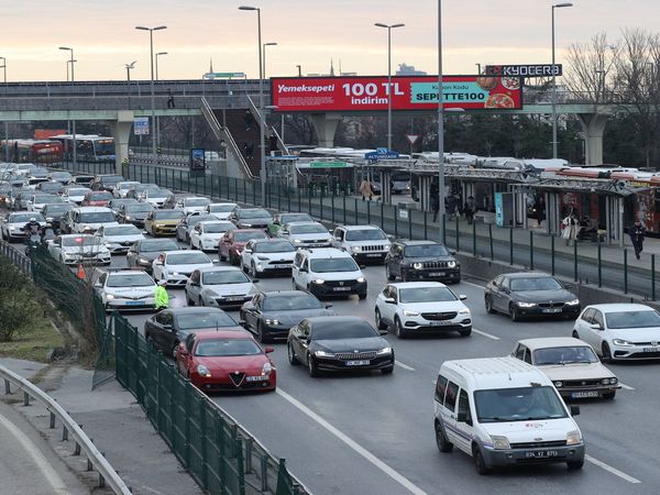 İstanbul'da yağışlı hava trafik yoğunluğunu artırdı: yüzde 81!