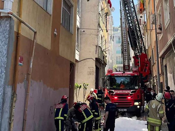 İstanbul'da yangın paniği: Bayrampaşa'da iş yerinin çatısında yangın çıktı!