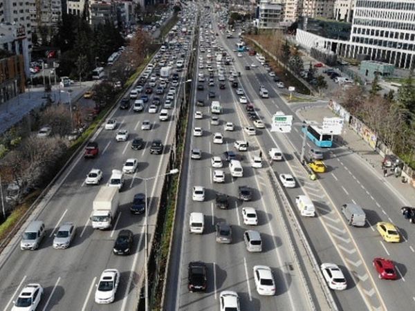 İstanbul’da Yasak Öncesi Trafik Yoğunluğu Başladı