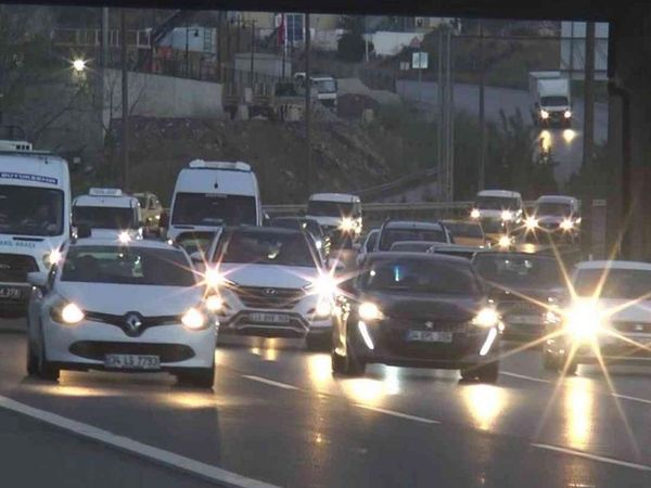 İstanbullular şehri terk etmeye başladı! Bağlantı noktalarında uzun kuyruklar oluşuyor!