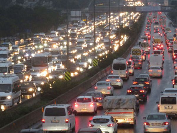 İstanbul’u Etkisi Altına Alan Yağmur Haftanın İlk İş Gününde Trafiğe Yansıdı!