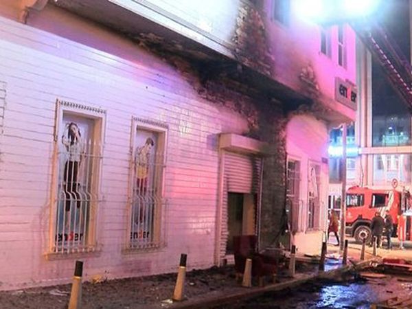 İstanbul'un Bakırköy İlçesinde Korkunç Olay: Ahşap Kaplı Binanın Önünde Yangın Çıktı!