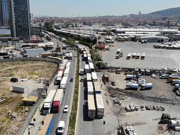 İstanbul'un bitmeyen çilesi: Gümrük Müdürlüğü önünde kilometrelerce tır kuyruğu oluştu!