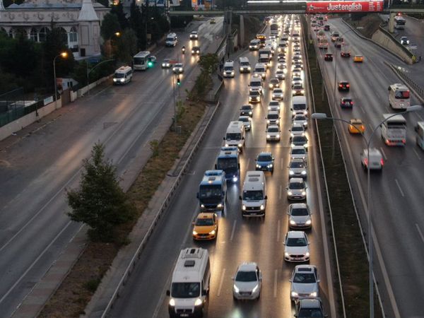 İstanbul'un Trafik Çilesi Bitmiyor: Haftaya Yüzde 54 Yoğunlukla Başlandı