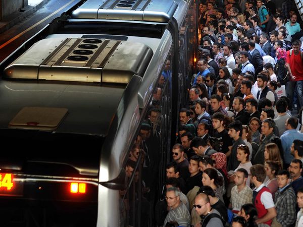 İstanbul’un ulaşım çilesi bitmiyor: Mahşer yerine dönen metrobüs sırasında vatandaş isyan etti