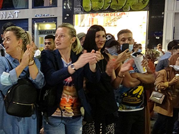 İstiklal Caddesi'nde Koronavirüs Unutuldu! Maske Ve Mesafesiz Halaylar Çekildi