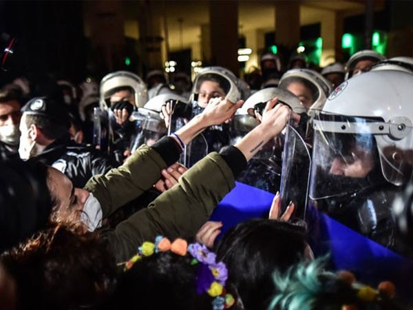 İstiklal Caddesi'ndeki İzinsiz Yürüyüşe Polis Engeli