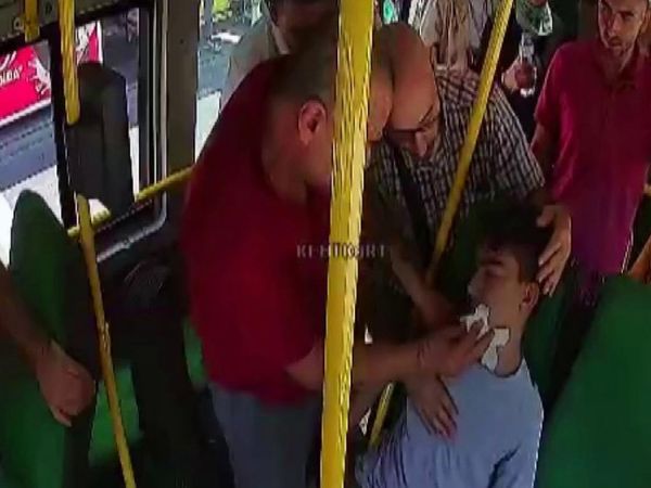 İyi insanlar iyi ki var! Adana’da bir dolmuş şoförü, epilepsi krizi geçiren 12 yaşındaki çocuğu güzergahından çıkarak hastaneye yetiştirdi!
