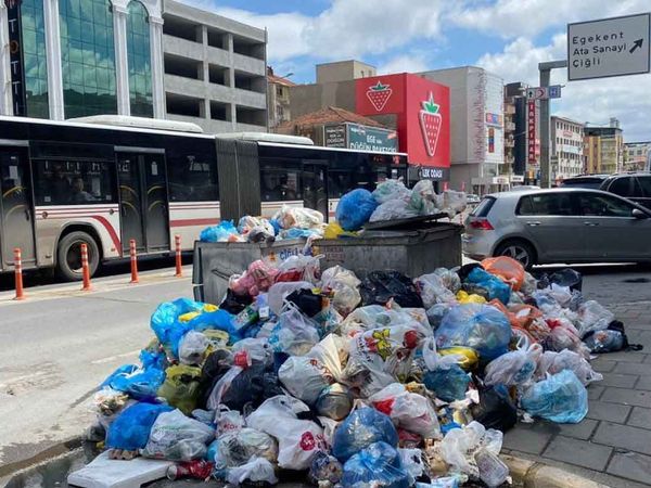 İzmir Çiğli'de belediye işçileri greve gitti: İlçede Çöp dağları oluştu!