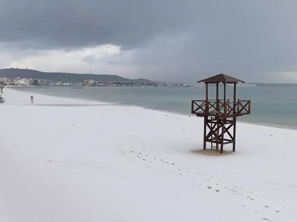 İzmir’de dolu yağışı etkili oldu: Sokaklar beyaza büründü