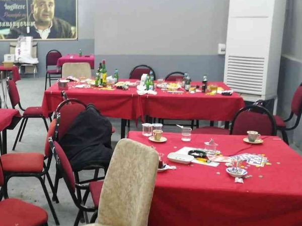 İzmir'de Kolpaçino Kumarhanesine Baskın: 61 Kişi Yakalandı!