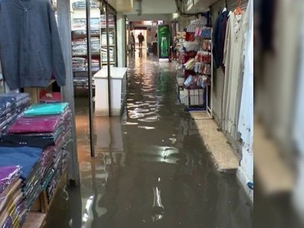 İzmir'de Kuvvetli Yağış! İş Yerleri Sular Altında Kaldı