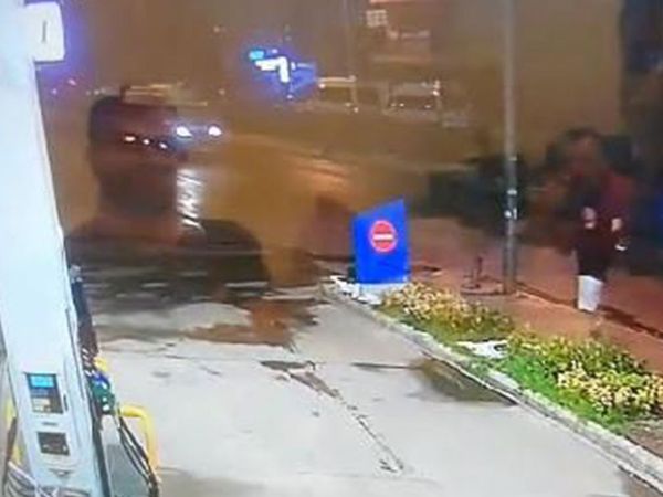 İzmir'de Panik Yaratan Anlar! Akaryakıt İstasyonuna Oyuncak El Bombası Fırlatıldı