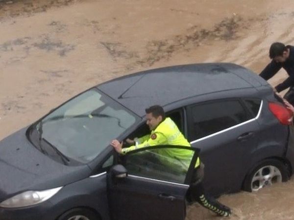 İzmir’de Polisin Selde Zarar Gören Vatandaşa Yardım Ettiği Anlar