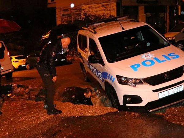 İzmir’de sağanak etkili oldu: Polis arabası çukura düştü