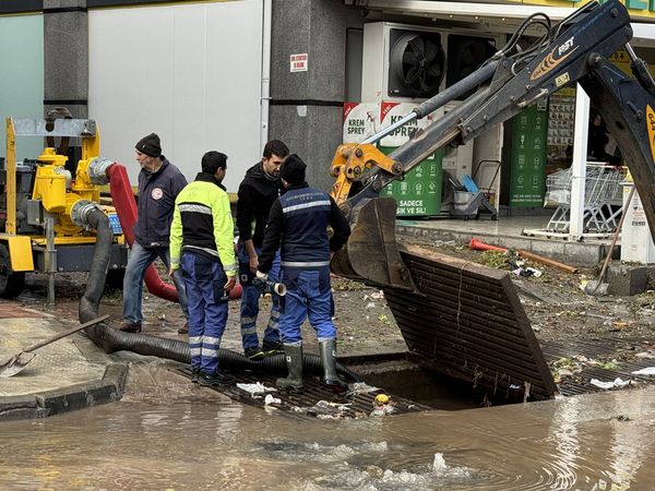 İzmir'de sağanak sonrası dereler taştı! Ev ve işyerleri su altında kaldı
