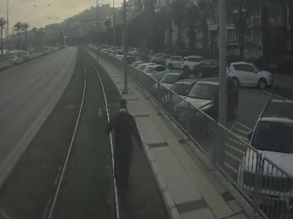 İzmir'den Gülümseten Görüntüler: Bir Vatman Raylardaki Davetsiz Misafire Yardım Etti