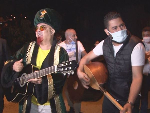 İzmirli Sanatçılar Vatandaşları Şarkılar Eşliğinde Sahura Kaldırdılar