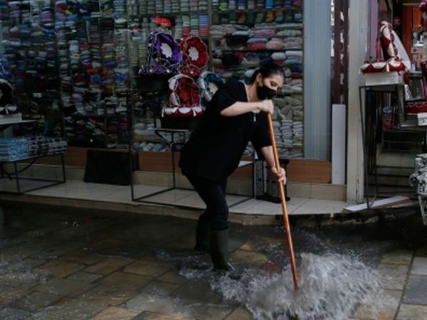 İzmirliler Yine Mağdur! Sağanak Yağış Su Baskınlarını Beraberinde Getirdi