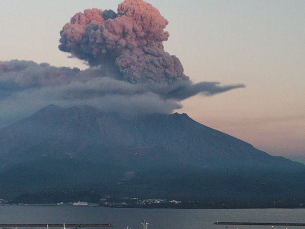 Japonya'daki Aso Yanardağı'nda Patlama!