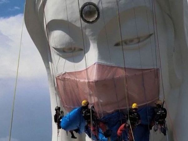 Japonya'dan İlginç Sembol! Tanrıça Heykeli'ne 35 kg Ağırlığında Maske Takıldı