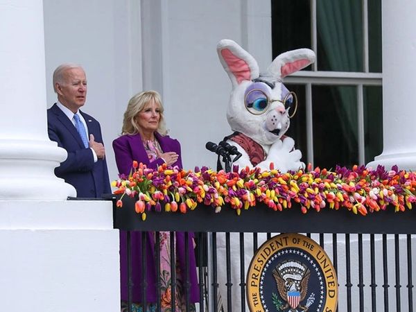 Joe Biden, Paskalya Bayramı'ndaki tavşan tarafından kukla gibi oynatıldı! İşte o anlar