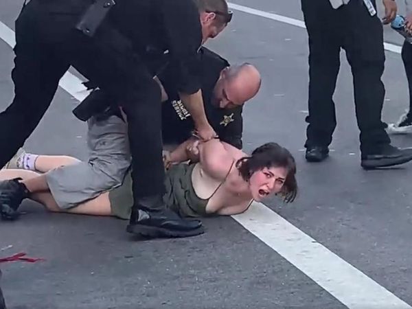 Joe Biden, protestoların odağı oldu! Kadın gösterici, Amerikan polisinin sert müdahalesine maruz kaldı!
