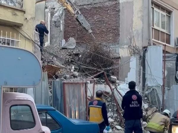 Kadıköy'de bina çöktü