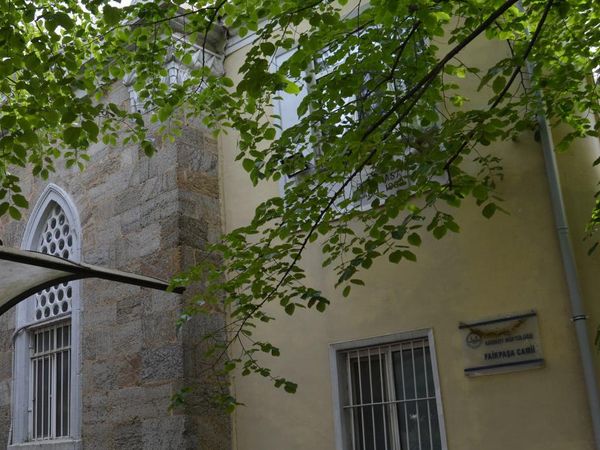 Kadıköy'de Camiyi Yakmaya Çalışan Şüpheliyi Arama Çalışmaları Sürüyor