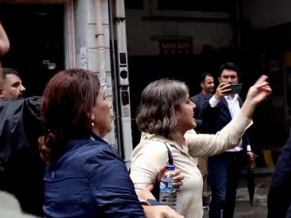 Kadıköy'de HDP'li vekillerinde bulunduğu bir grup PKK terör örgütü elebaşı Abdullah Öcalan lehine yürüyüş düzenledi!