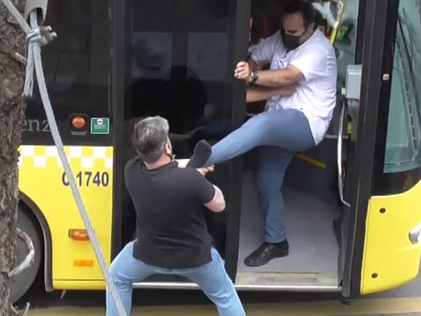 Kadıköy'de İETT şoförüyle yumrukların havada uçuştuğu durak kavgası!