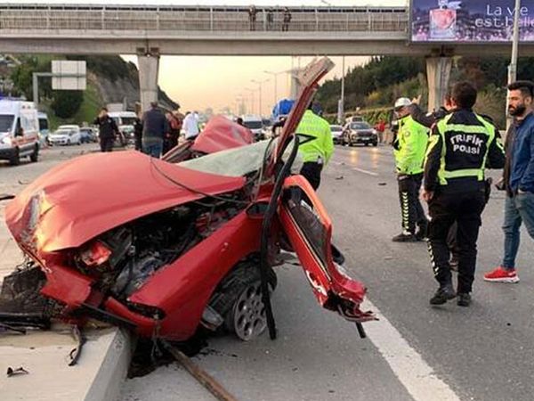 Kadıköy'de sabah saatlerinde dehşet kaza: Otomobil ikiye ayrıldı, reklam panosu parçalandı!