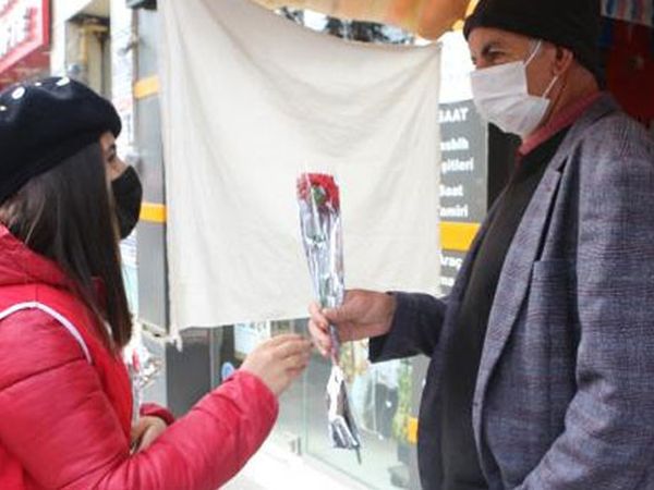 Kadın Cinayetinin İşlenmediği Tokat'ta Erkeklere Karanfil Dağıtıldı