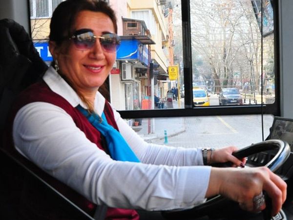 Kadın Şoför Telefona Bakarken Kaza Yaptı, İşinden Oldu
