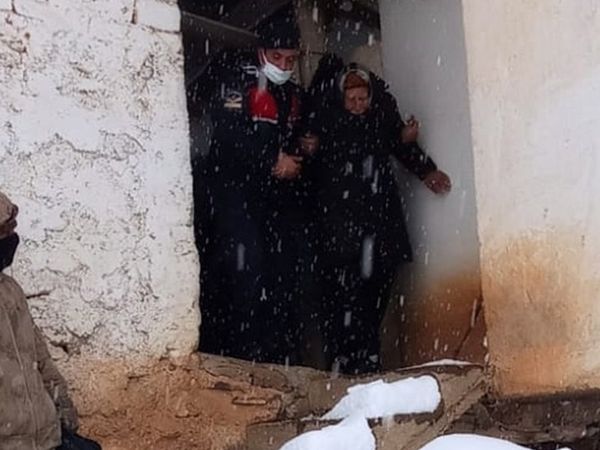 Kahramanmaraş’ta Evleri Yıkılma Tehlikesi Yaşayan Yaşlı Çiftin Yardımına Askerler Yetişti