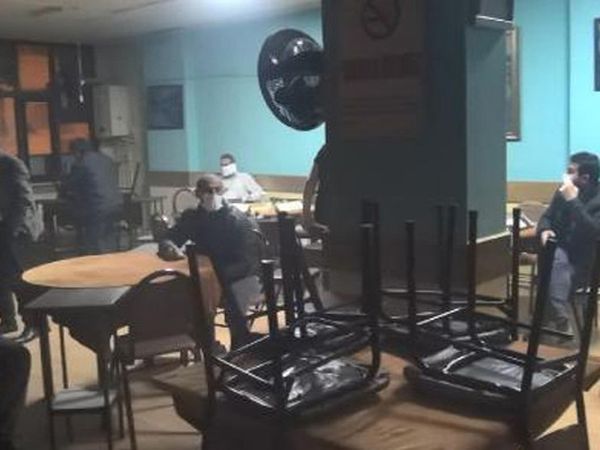 Kahvehanede Polis Baskınında Bir Kişi Tuvalet Kağıdından Maske Yaptı