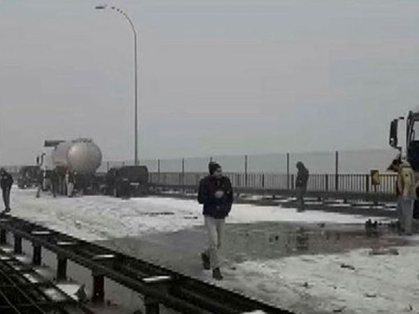 Kar yağışı olumsuzlukları getirmeye devam ediyor, TEM'de meydana gelen büyük bir kaza sebebiyle yollar trafiğe kapandı!