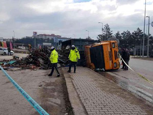 Karabük'te Korkunç Kaza: Kontroldan Çıkan Hurda Yüklü Kamyon Devrildi!