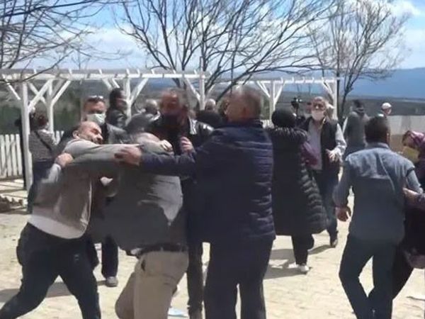 Karabük’te Mezarlık Kavgası! Köylüler ile Muhtar Tekme Tokat Birbirine Girdi