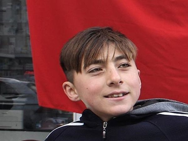 Karga 'Şakir' Omuzlarda Geziyor