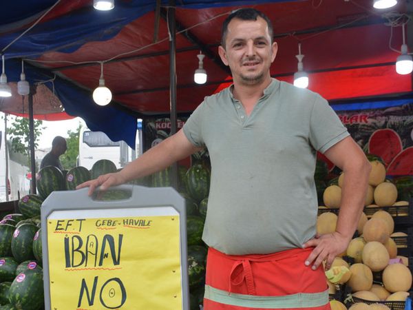 Karpuz satan pazarcı vatandaşlar yanında nakit taşımayınca çözümü IBAN vererek buldu!