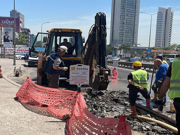 Kartal'da tazyikli su metrelerce yükseğe çıktı Trafiği Felç Etti!